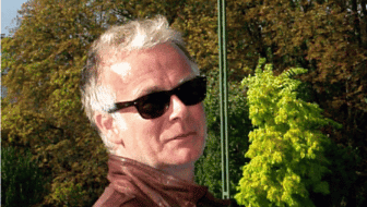 Franck Dubosc Pour toi public DVD ann&eacute;es 2000, mini-sketches personnages humoristiques, analyse culturelle humour fran&ccedil;ais format vid&eacute;o innovant