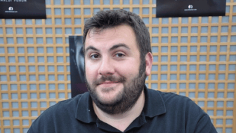 Laurent Ournac est un acteur et animateur fran&ccedil;ais dont la carri&egrave;re dessine l'une des trajectoires les plus coh&eacute;rentes du paysage audiovisuel hexagonal