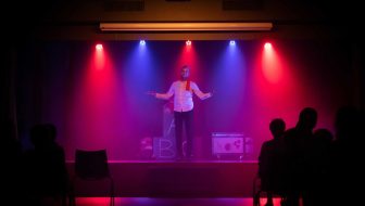 Sc&egrave;ne ouverte stand-up Paris d&eacute;butant microphone, parcours devenir humoriste, analyse culturelle humour fran&ccedil;ais